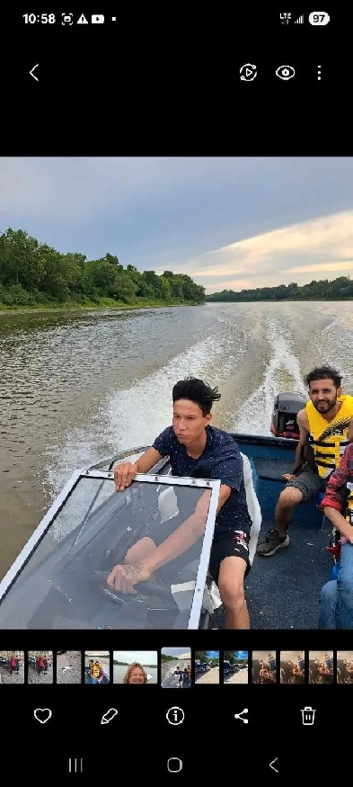 looking for working roommate Image# 1