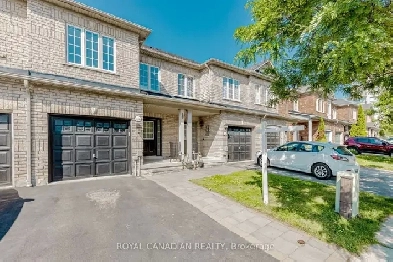 Beautiful freehold townhouse with a finished basement. Image# 1