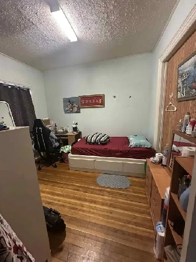 BEDROOM MAINFLOOR NEAR DUNDAS WEST STATION - Prefer Chinese/Viet Image# 1