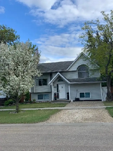 Fully furnished upper level house with utilities Image# 1