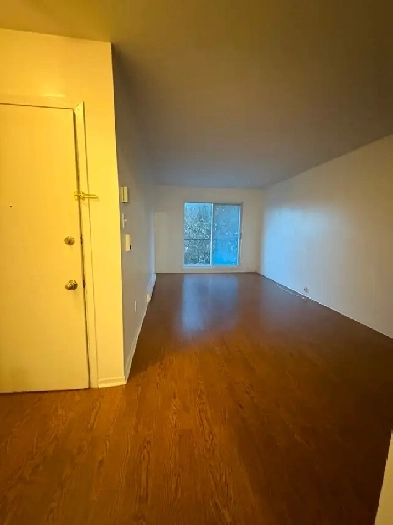 Grand 4 1/2 cuisine rénovée   Libre immédiatement Image# 1