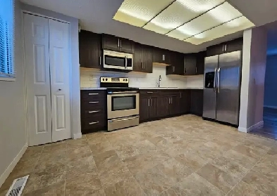 Nice SW Cedarbrae 3bed 2bath full house  oversized single garage Image# 1