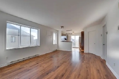 Wow! Superbe 2 cac et lumière naturelle! Parking! Image# 1