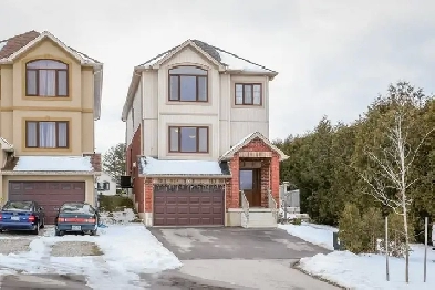 Detached House 3 Beds 3 Baths  Available for Lease in Cambridge Image# 1