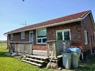 HOBBY FARM AND BUNGALOW HOUSE, CHATHAM, LAMBTON, SARNIA Image# 1