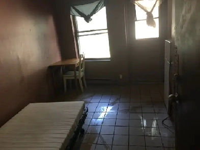 Facing Metro : Place St. HENRI $548 Image# 1