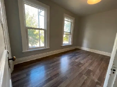 1 bdrm apt Downtown (Woodfield) London - $1250.00   pers. hydro Image# 1