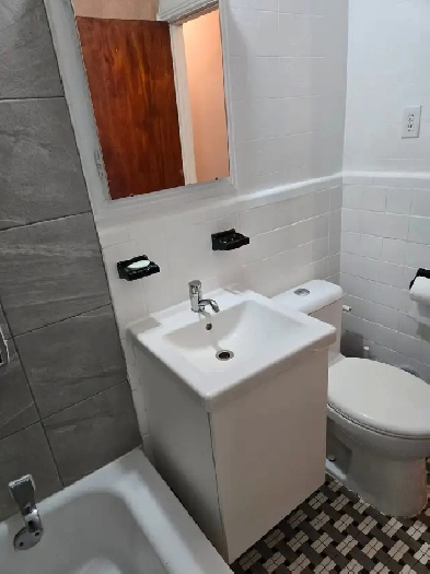 Room for rent. near Metro Monk. monthly lease Image# 1