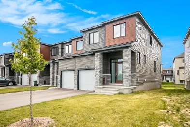 FOR RENT 3 bed 2.5 bath End unit Townhome. Kanata Image# 1