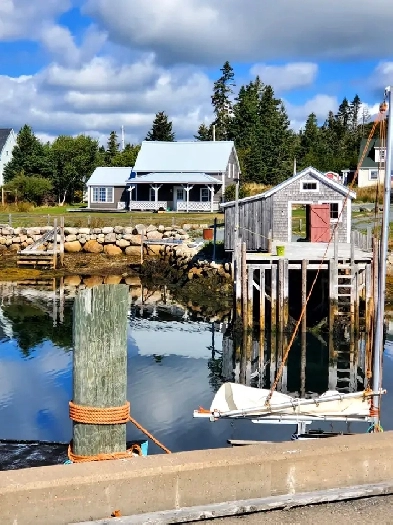 oceanfront 2 level 3 bedroom home with dock near crescent beach Image# 3
