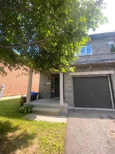 DISPONIBLE MAINTENANT -SUPERBE SEMI-DÉTACHÉE À AYLMER 3 CHAMBRES Image# 1