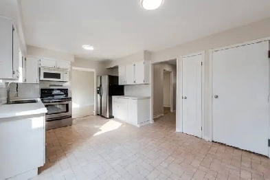 3 Bed/ 3 Bath Beautiful Detached Pickering Home For Rent! Image# 1