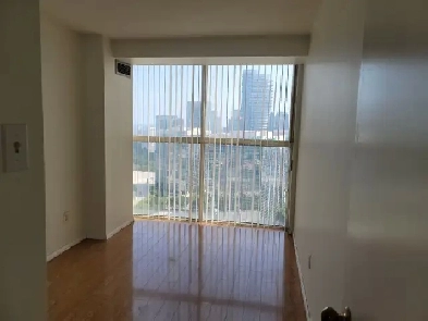 Private Bedroom for Rent – 27th Floor, Lake View | Square One Image# 1