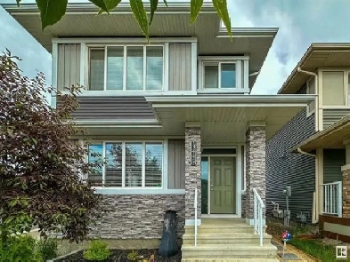 Immaculate 3 Bedroom & 2.5 Bathroom Home with Double Garage and Image# 1