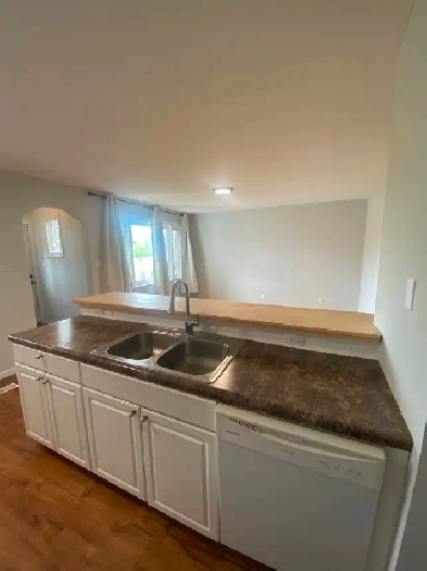 Upstairs apartment for rent: 2 bedroom, 1 bathroom Image# 1