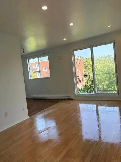 Longueuil, 4 1/2 $1350 Balcony. 2950 Rue Mazenod. Image# 1