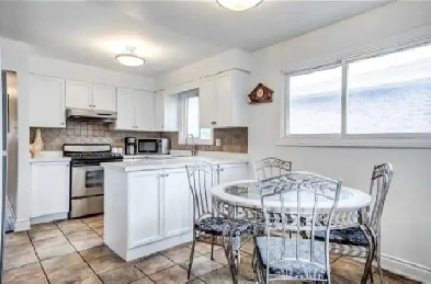 3 bedroom 2 bath house - upper floor for rent Image# 1