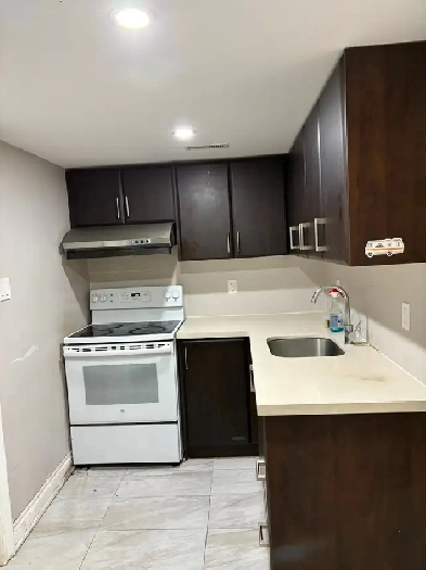 2 Bedrooms, 1 washroom Basement Apartment: Image# 1