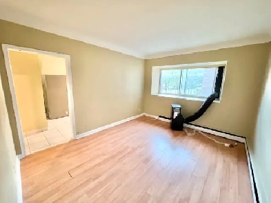 2 BED   1 BATH TRIPLEX UNIT IN THOROLD Image# 1