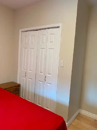 Downtown Toronto, College/Bathurst room shared Bathroom 850/Mon Image# 1