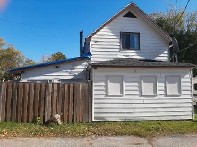 Large 3bdrm home with private yard Image# 3