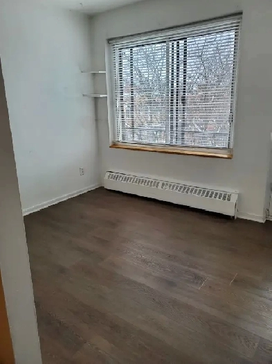 En face du Métro Laurier, Beau 3 ½, Disponible maintenant Image# 1