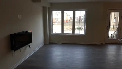 3 beds & 3 baths - Townhouse in Stoney Creek Image# 1