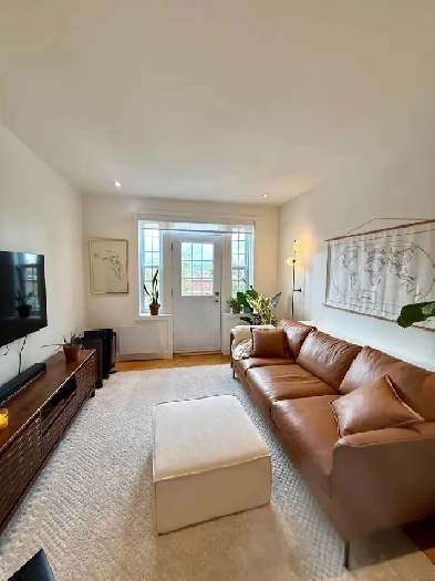 Bright, beautiful, newly renovated 2 bedroom! Image# 1