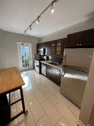 2 bedroom apt in Old Ottawa South Bordering the Glebe Image# 1