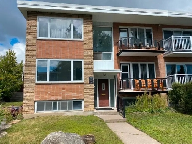 1 mois gratuit - Spacieux 5 ½ au rez-de-chaussée avec jardin. Image# 1