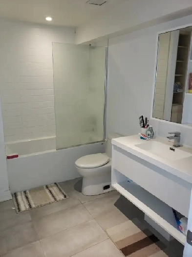 One beautiful bedroom available for lease transfer (Griffintown) Image# 1