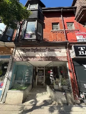 Queen w Roncesvalle,Dec1,$1699,1br,den,deck,ac,ovr shop,skylight Image# 1