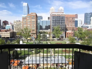 Gorgeous Furnished Penthouse 1 Bedroom condo overlooking a Park Image# 1