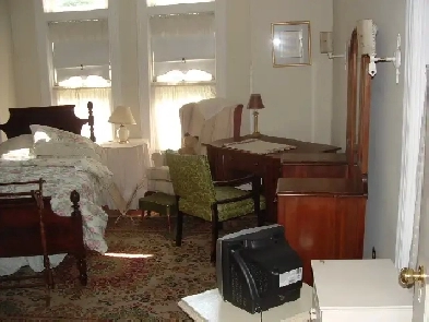 CHARMING FURNISHED SUITE VICTORIA AVE  $650/MTH INC UTILITIES Image# 7