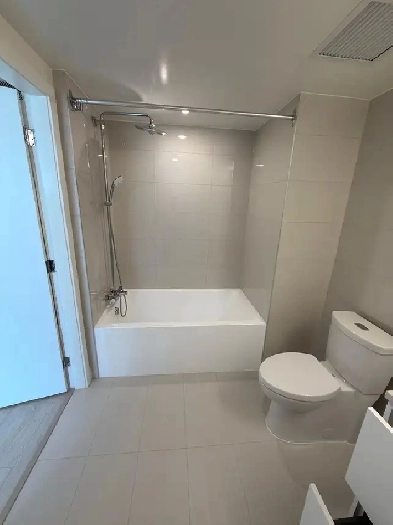 Modern 1 Bedroom Apartment in Surrey City Centre Image# 1