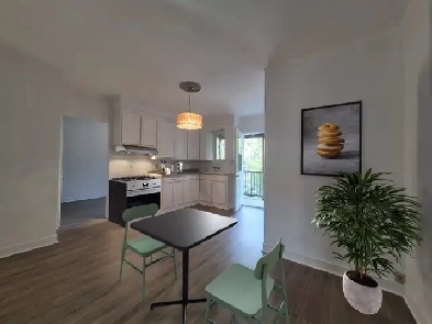 4½ à louer/Rénové/Longueuil/2 étage/Stationnement/cours arriére Image# 1