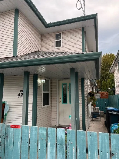 Front Facing Half Duplex for rent. $2700 Utilities Ava. Nov 15. Image# 4