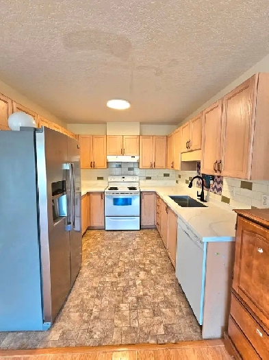 Laurelwood Neighbourhood, Recent Updated, Move-In-Ready Image# 1