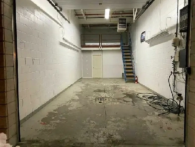 LOCATION! Warehouse For Lease Image# 2