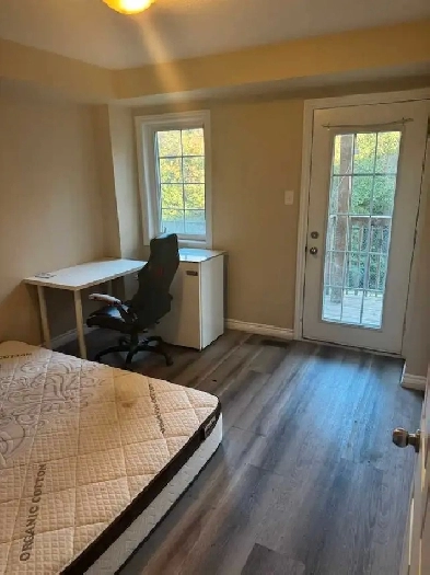 big room w private entrance Image# 1