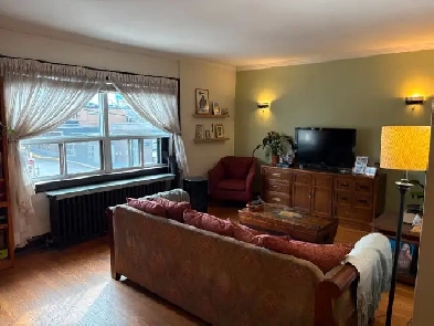 BLOOR WEST!STEPS TO TTC! TOP FLOOR! NOV 6 OR DEC 1 @$2O50  HYDRO Image# 1