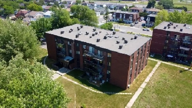 5 1/2 À LOUER ST-HUBERT - BLOC TRANQUILLE, PROPRE, PISCINE Image# 1