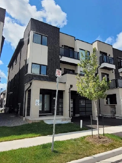 Luxury End Unit townhouse for rent - 5 years old Image# 1