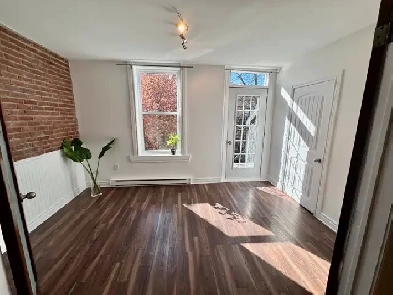 Superbe 4 1/2 rénové à neuf ! 3e étage d’un 5 Plex ! Image# 1