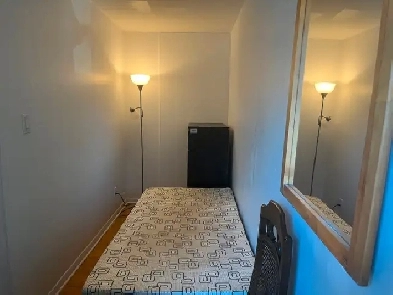 PRIVATE ROOM MAIN FL-50m TO PLAZA STEELES AND BATHURST NEAR BUS Image# 1