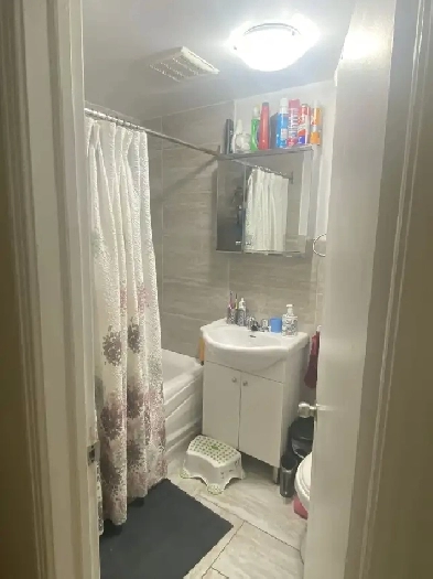 Large renovated 4 1/2 NDG (close Monkland Village) for December Image# 1