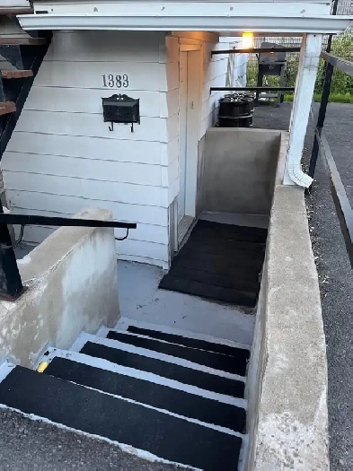 4 1/2 Sainte-Dorothée disponible Image# 1