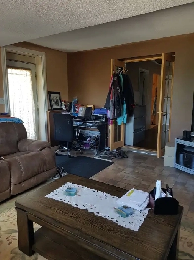 Large Bright 2 Bedroom Apartment Available in Secure Building Image# 5