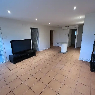 Sous-sol 4 1/2  St-Michel - Laveuse et sécheuse inclues Image# 1