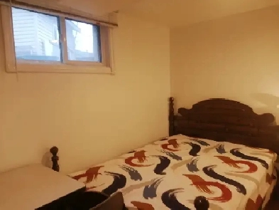 Available Now, Bedroom QEW/Indian Rd, walk in closet Image# 1